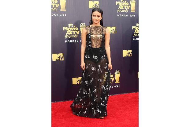 ...präsentierte 'Riverdale'-Star Camila Mendes auf dem Red Carpet. Sie war bei der Verleihung auch für den besten Filmkuss n...