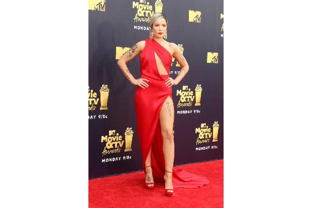 ...stellte sich Sängerin Halsey auf den roten Teppich. Mit dieser Traumrobe gehörte sie zu den schönsten Damen der MTV Movie...