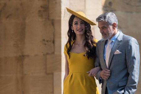...bekamen sie dabei von Amal und George Clooney. Besonders die britisch-libanesische Juristin strahlte in ihrem gelben Kost...