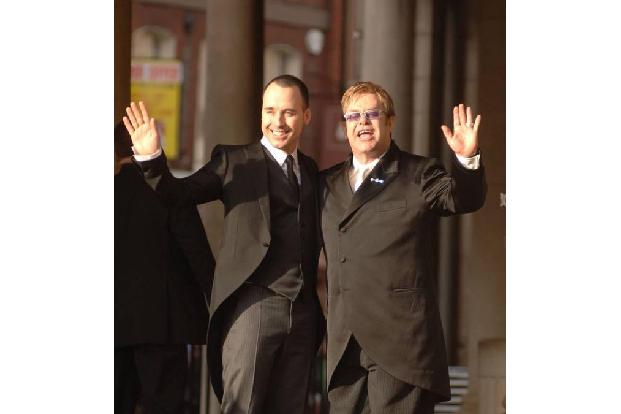 ...königlich war auch die Zeremonie von Sir Elton John und David Furnish 2005, als sie eine eingetragene Lebenspartnerschaft...