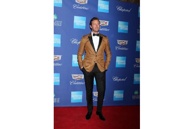 ...bewies sogar ein Mann Mut zur Farbe - wenn auch nicht gerade knallig. Aufgefallen ist Schauspieler Armie Hammer in seinem...