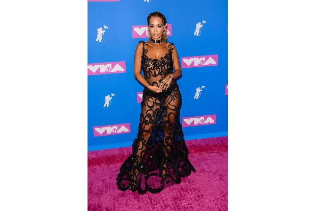 Bei den MTV Video Music Awards zeigte Sängerin Rita Ora viel Haut mit ihrem transparenten Dress. Dabei strahlte die erfolgre...