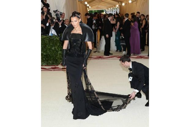 Auch Bella Hadid verwandelt sich gerne für den Red Carpet in eine waschechte Femme fatale. Bei der diesjährigen Met Gala glä...
