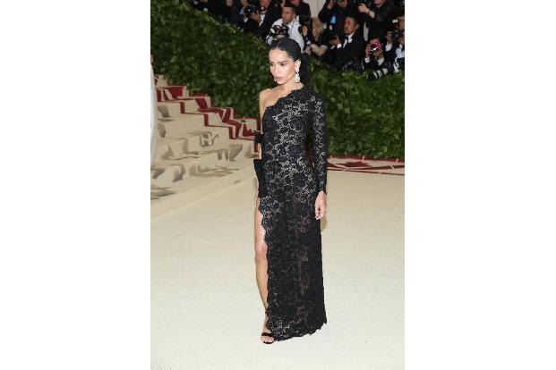 ...Zoë Kravitz in ihrem schwarzen Designer-Kleid. Dabei zeigte sich die Schauspielerin mit einem verführerischen Beinschlitz...