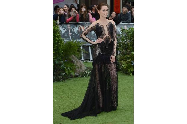Elegant posierte Kristen Stewart in dieser atemberaubenden Robe 2012 bei der Premiere von 'Snow White and the Huntsman'. Dur...