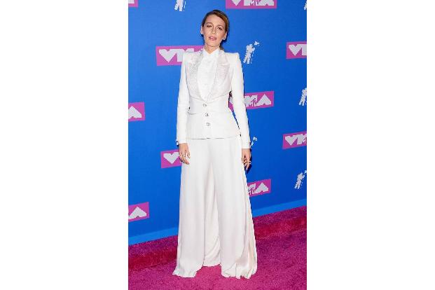 ...gerne Schnitt und Farbe – der Hosen-Look ist schließlich alles andere als eintönig. Bei den Video Music Awards im August ...
