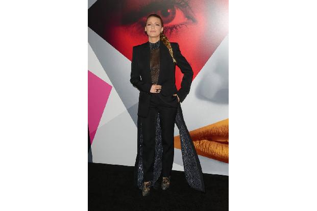 ...hier noch ein Hosen-Dress der Modekönigin. Bei der Premiere ihres Films 'A Simple Favor' stach Blake mit einem Look hervo...