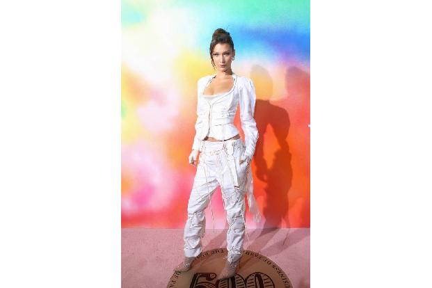 ...und It-Girl Bella Hadid hat den Trend ebenfalls für sich entdeckt. Während ihre Modelkolleginnen bei der Business of Fash...