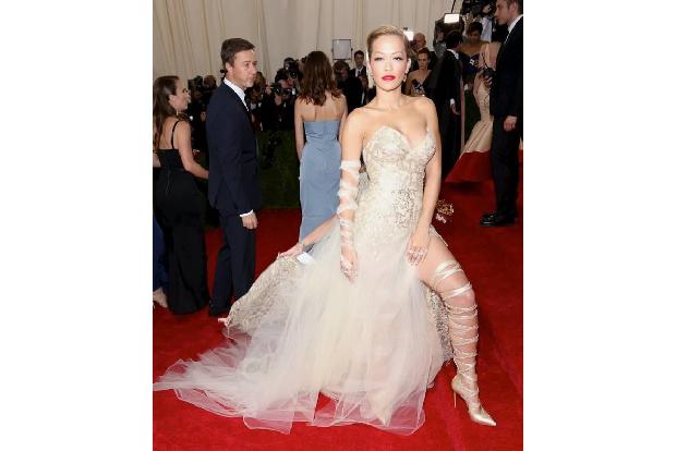 ...während Rita Ora sich mit Bein versuchte. Immerhin gelang es ihrer Hollywood-Kollegin Angelina Jolie…