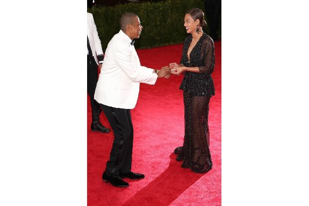 Beim Posieren vor den Kameras steckte Jay Z seiner Angetrauten, wie bei einem Heiratsantrag, einen Ring an den Finger.