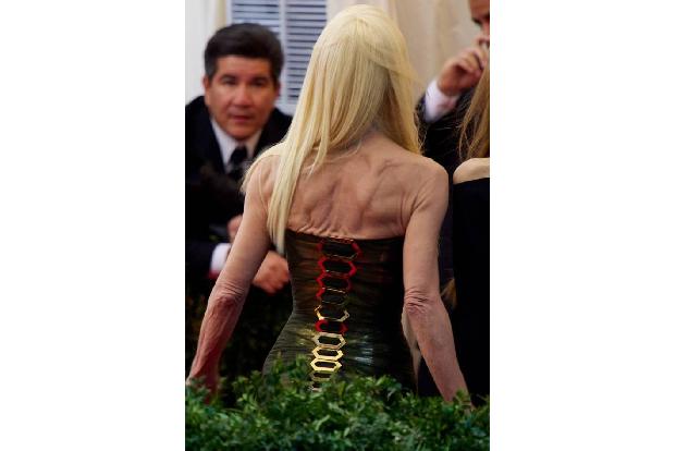 Auch ein schöner Rücke KANN entzücken. In diesem Fall ist die Ansicht von Modedesignerin Donatella Versages Rückseite aber e...