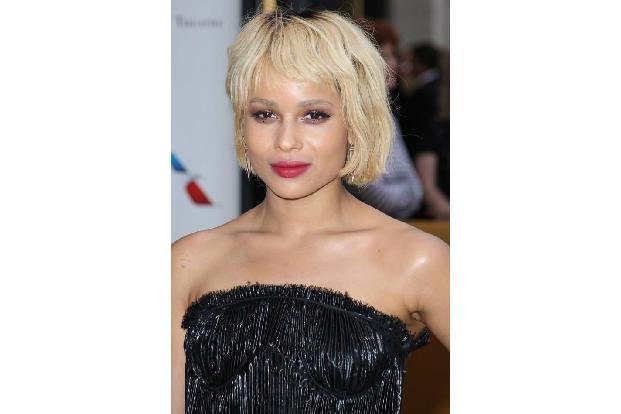 Nicht ganz so gut gelungen ist die Frisur hingegen bei Zoë Kravitz. Die hübsche Tochter von Rockstar Lenny Kravitz will den ...