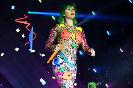 Im Farbrausch! Katy Perry liebt es knallbunt. Bei ihrem Auftritt in Birmingham rockt die Sängerin die Bühne im wild bemalten...