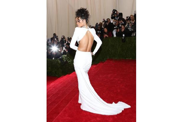 .. oder rückenfreie Roben – RiRi zeigt gerne was sie hat. Bei der Preisverleihung erhielt Rihanna am Montag Abend die Auszei...