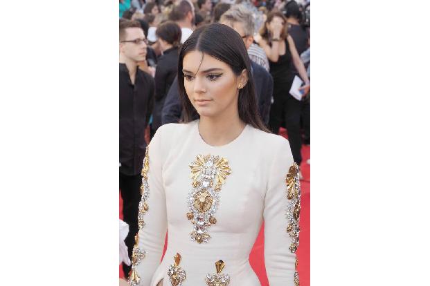 Lange Ärmel, hochgeschlossenes Dekolleté: Auf den ersten Blick wirkt das Outfit von Kendall Jenner mehr als züchtig. Lässt m...