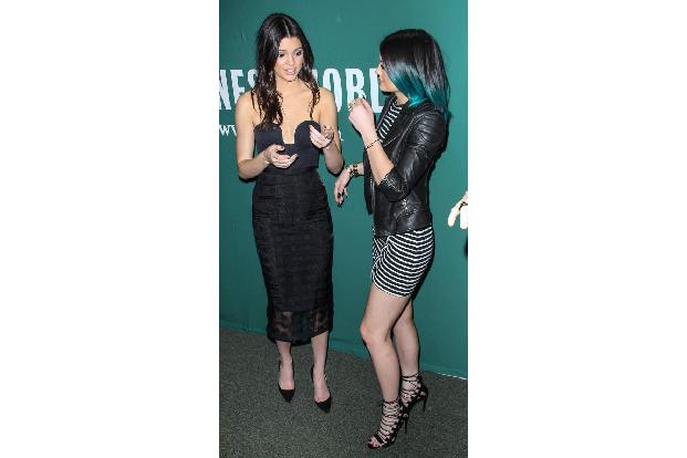 Der Auftritt der jüngsten Kardashian-Schwestern dürfte aber in jedem Fall für viel Aufmerksamkeit gesorgt haben. Ein Schelm,...