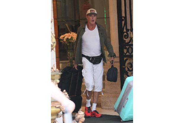 Unterhemd, Bauchtasche und Tennissocken zu knallroten Sneakern - David Hasselhoff scheint sein Gespür für Mode nach der dies...