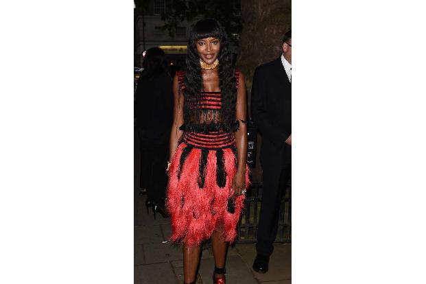 Als Supermodel sollte sich Naomi Campbell doch eigentlich in Sachen Mode auskennen. Was uns die 44-Jährige allerdings mit di...
