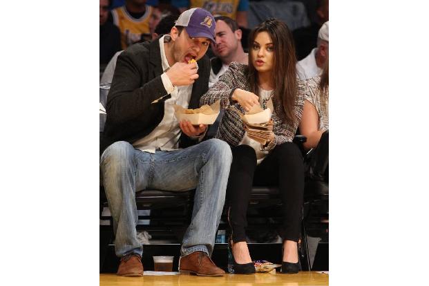 Wesentlich relaxter sehen da Mila Kunis und Ashton Kutcher aus, die sich beim Besuch eines Basketballspiels die Nachos schme...