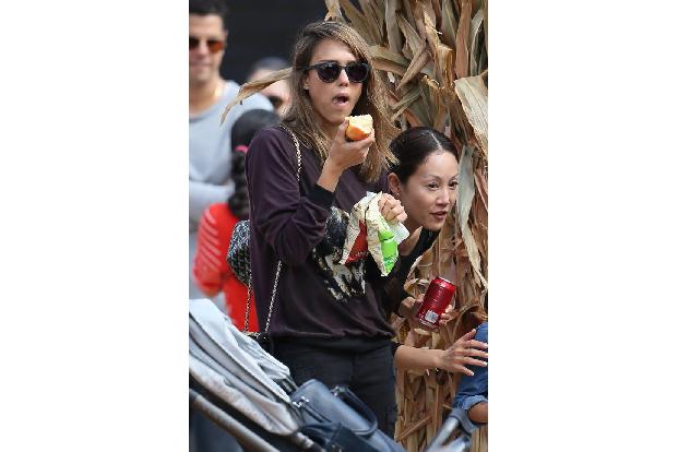 Jessica Alba knabbert derweil lieber an einem Apfel rum, dabei hat die Aktrice doch bereits eine top Figur. Die 