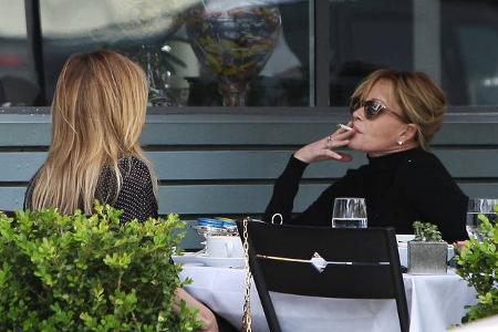 Auch Melanie Griffith, Ehefrau von Antonio Banderas, geht ihrer Sucht mehr oder weniger ungeniert nach. Zwar hat sie sich zu...