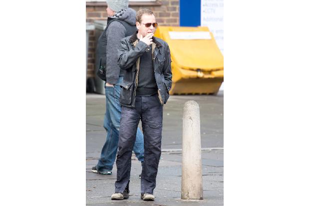 Mit 47 Jahren sollte Kiefer Sutherland es eigentlich besser wissen und die Glimmstängel weglassen. Der Star der Actionserie ...
