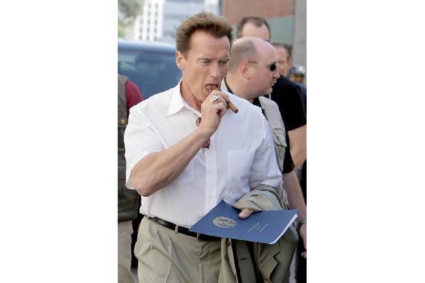 Wenn schon Nikotin, dann wenigstens mit Klasse, scheint sich Action-Veteran und Ex-Gouverneur Arnold Schwarzenegger zu denke...