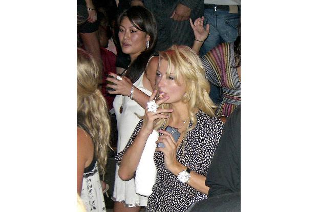 Auch Paris Hilton, die stets darauf bedacht ist ihr Image als Sauberfrau zu bewahren, zieht genüsslich an einer Fluppe. Ziga...