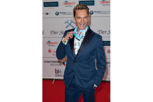 Herr Joop bringt frischen Fashion-Wind in die Show! Die Garderobe des 