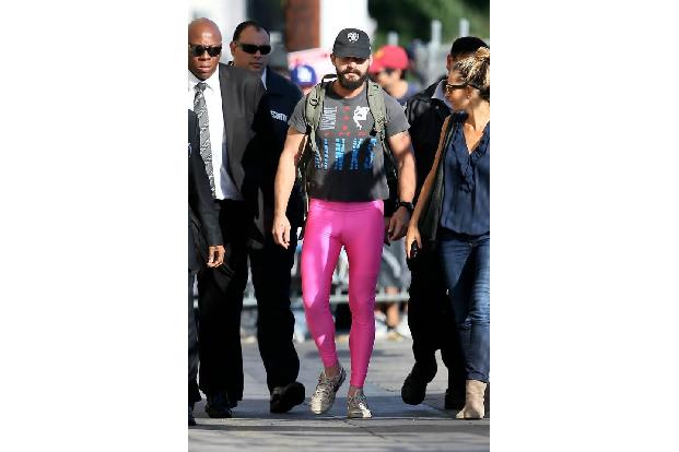Manche Stars können einfach alles tragen! Im Falle von Shia LaBeouf dürften die Fotografen und die Fans allerdings etwas an ...