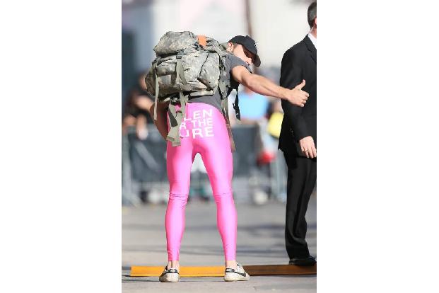 ...28-Jährige sich vor den Paparazzi in Pose schmiss und sein – zugegeben – knackiges Hinterteil in Neonpink in die Linse hä...