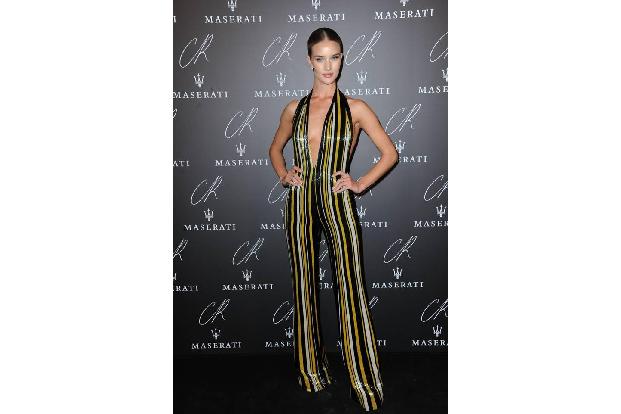 ...wie Rosie Huntington-Whiteley einfach der Kleiderordnung widersetzt. Doch bei diesen rosigen Aussichten dürfte dann auch ...