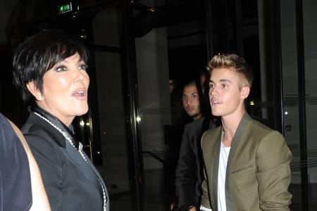 ...Justin den Jenners nicht von der Seite. Eine glückliche Liebe sieht irgendwie anders aus. Und während Biebs noch plaudert...
