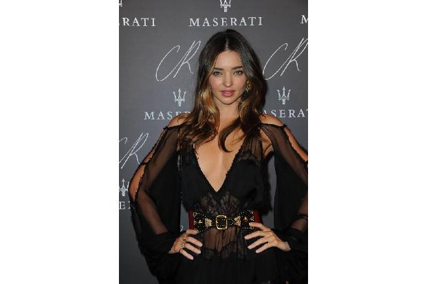 ...Miranda Kerr steht ebenfalls auf der Roitfeldschen Gästeliste. Und ja, auch sie setzt auf das Motto 