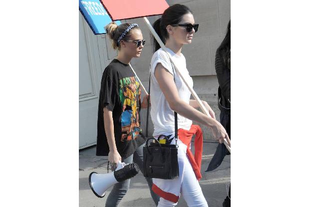 ...angesagte Nachwuchs-Models wie Cara Delevingne (l.) und Kendall Jenner gaben mit Megafon und bunten Schildern den feminin...