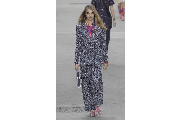...lief auch das britische It-Girl Cara Delevingne über den Chanel-Catwalk. Und nur ein einziger Mann durfte neben dem Gastg...