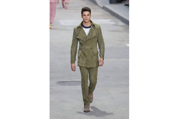 Lagerfelds Model-Muse Baptiste Giabiconi. Anfangs trug er ein Schild mit der Aufschrift 