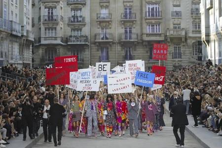 Für seine modische Demo-Inszenierung wurde Karl Lagerfeld über alle Maßen gelobt. Sämtliche Modekritiker überschlugen sich. ...