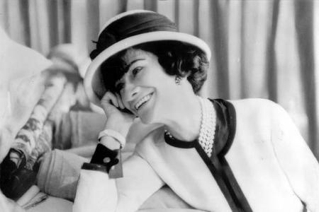 ...schließlich trat der 81-jährigen mit seiner Darbietung von Mode nicht zuletzt in die Fußstapfen von Coco Chanel. Frauenre...