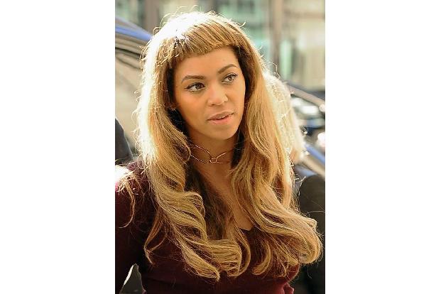 Das ist aber mutig! Bei ihrer Ankunft in London überraschte Beyoncé am Dienstagabend die Fans mit einem ultrakurzen Pony. Be...