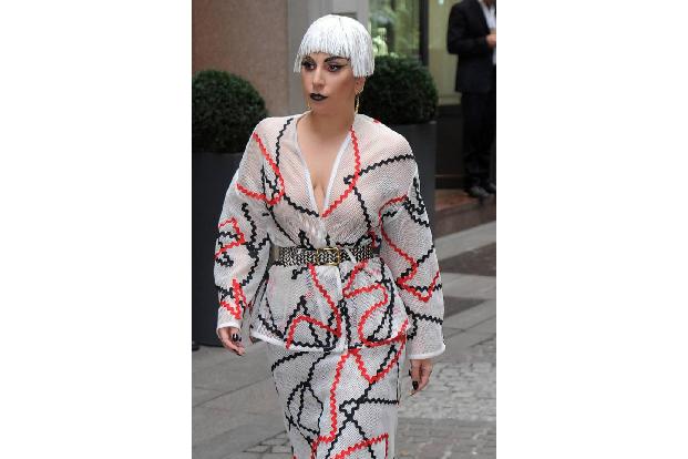 Huch! Wie sieht Lady Gaga denn aus? Im durchsichtigen Morgenmantel marschiert die schrille Sängerin durch die Straßen Mailan...