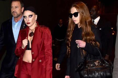 ...geholt. In Begleitung der Modeerbin Allegra Versace hat sich Gaga am Mittwochabend nach Ladenschluss in die Boutique des...
