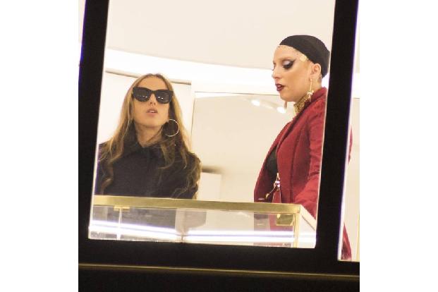 ...Mailänder Designers geschlichen - ganz offiziell natürlich. Gemeinsam mit der Tochter von Donatella Versace, nahm die Div...