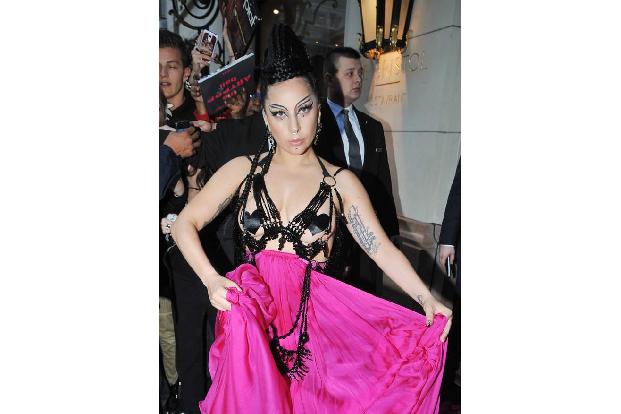 ...privat provoziert die Amerikanerin gerne mit gewagten Outfits - wie hier beim Gassi gehen mit ihrem Hündchen Asia Anfang ...