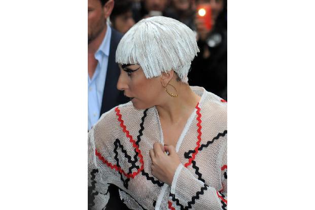 ...die Ausnahmekünstlerin heute Abend in Zürich aufspielt, präsentiert sich Lady Gaga den Mailändern zu Abschied also in die...