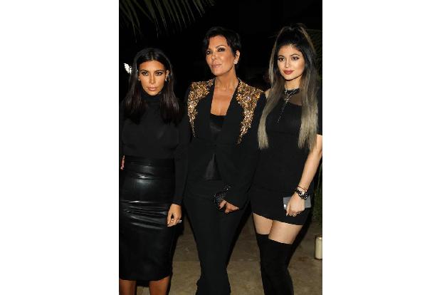 ...eingeladen war, fast zugeknöpft. Kim kam in Rollkragenpullover und Lederrock, Mama Kris Jenner wirkte in Blazer und Jeans...