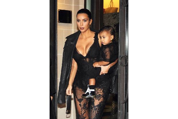 ...passend zu Mamas Garderobe gekleidet und stolz den Paparazzi präsentiert. Jetzt hat Kim Kardashian mit ihrem...