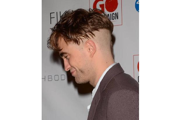 ...Donnerstagabend präsentierte der Schauspieler bei der Go Go Gala in Los Angeles seine neue Frisur. Hat der freche Haarsch...