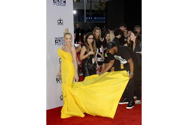 Preisverdächtig war auch der Auftritt von Rita Ora, die mit ihrer farbenfrohen Robe ordentlich zu kämpfen hatte. Doch glückl...