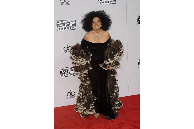 ...bei Musiklegenden wie Diana Ross macht der Modeteufel keine Ausnahmen. Die Diva sieht in diesem flatternden Feder-Boa-Fum...
